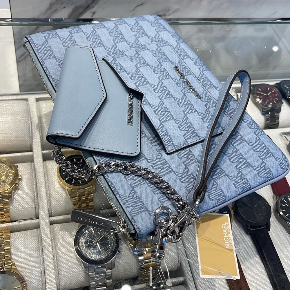 Michae Kors Jet Set Item Large Logo 2-in-1 Central Zip Wristlet
Pale Blue 
NWT - Picture 14 of 16